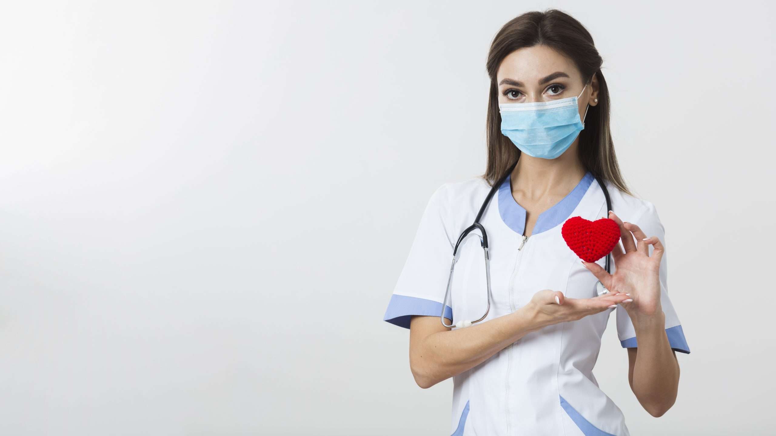 Nurse-wearing-mask-holding-heart